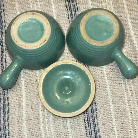 2 Pottery Crocks 1 Lid - Picture 3 of 3